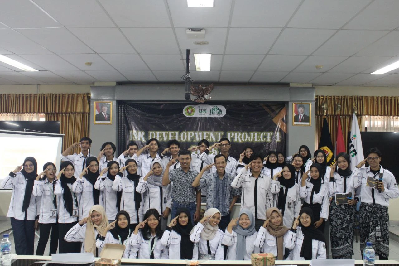 Juri dan Peserta Lomba Esai ISR 2025